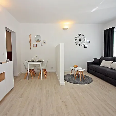 Tomy - One Bedroom With Balcony And Sea View 1