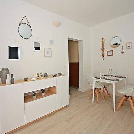 Apartment Tomy - One Bedroom With Balcony And Sea View 1 Sutivan