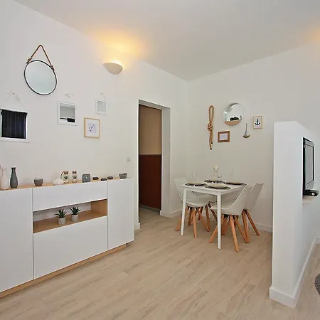 Apartment Tomy - One Bedroom With Balcony And Sea View 1 Sutivan